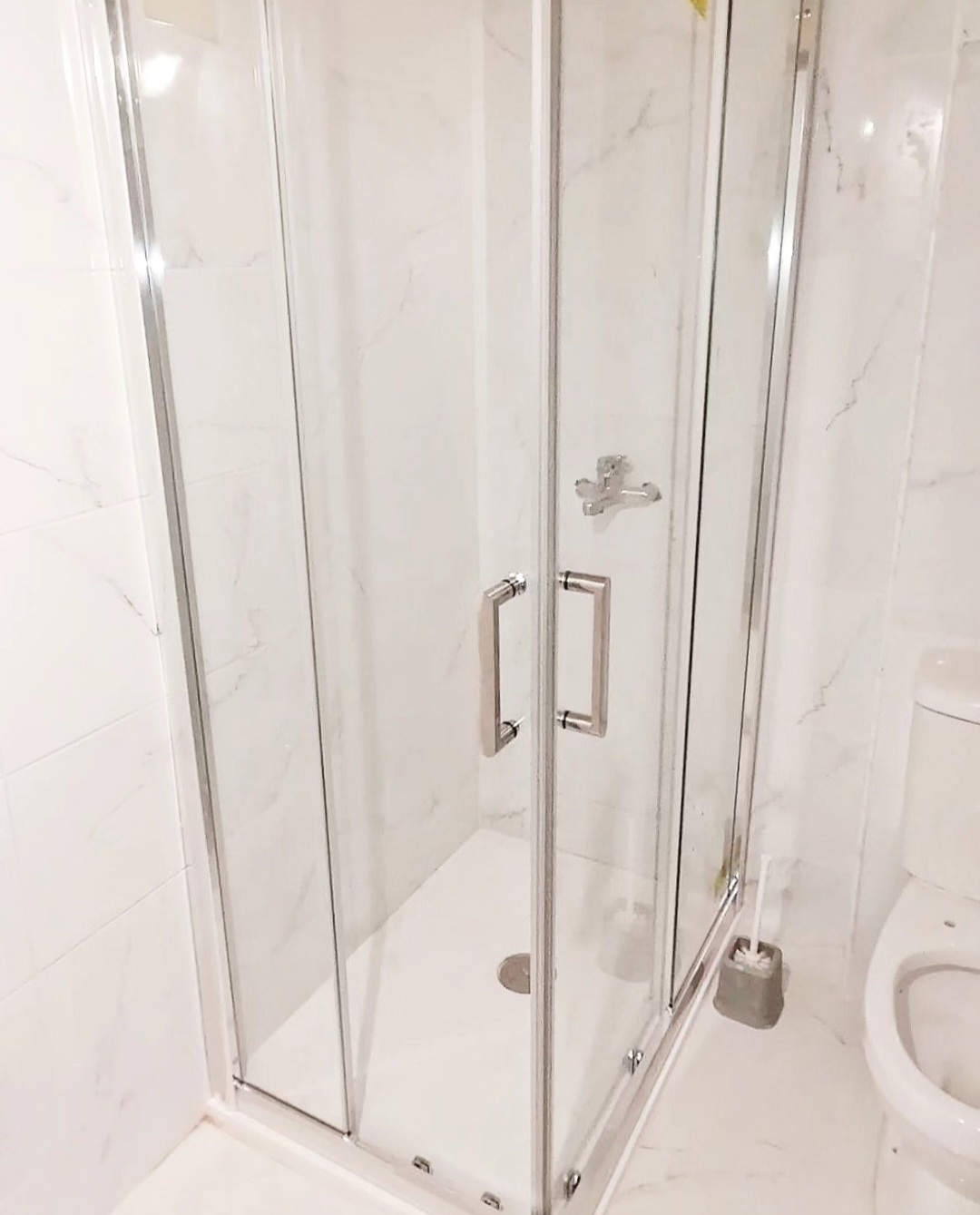 Cabine em vidro e cromado